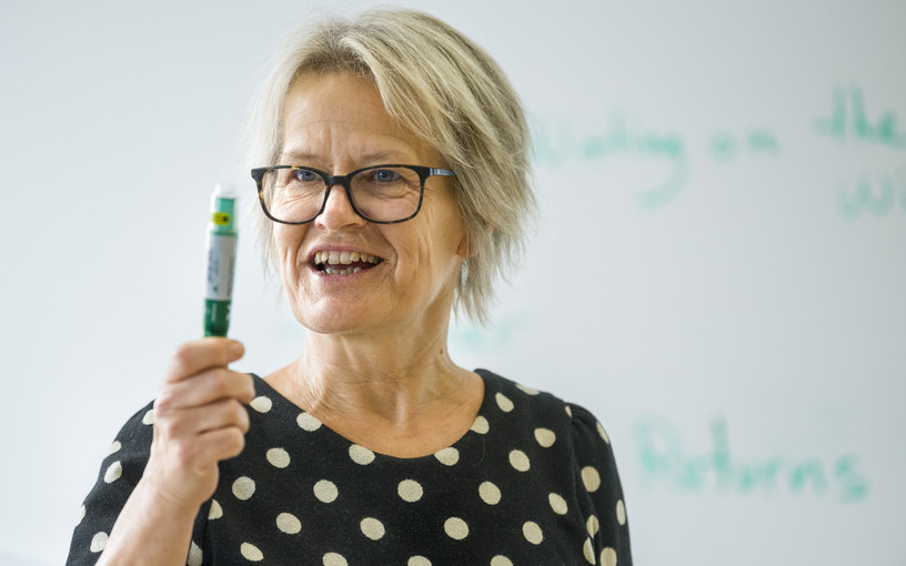 lærer med tusch i hånden