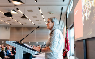 Formanden Hanne Pontoppidan på talerstolen ved kongressen 2023