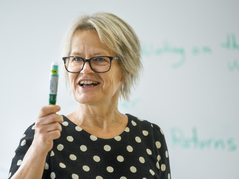 lærer med tusch i hånden