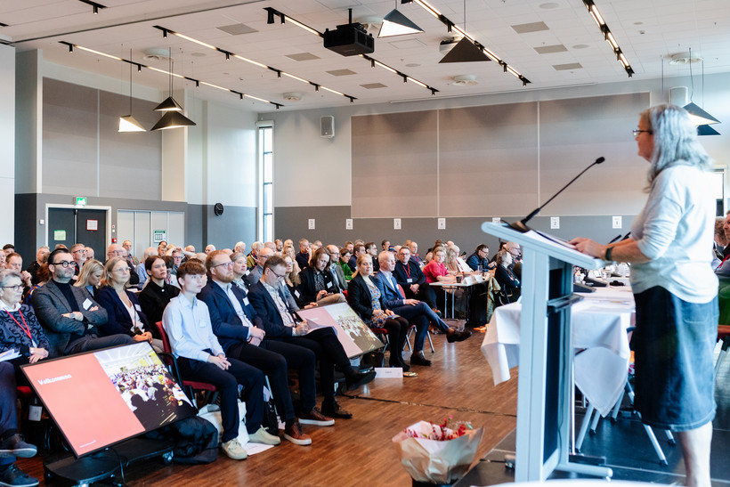 Formand Hanne Pontoppidan på talerstolen