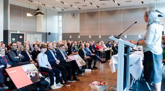 hanne på talerstolen til kongres 2023